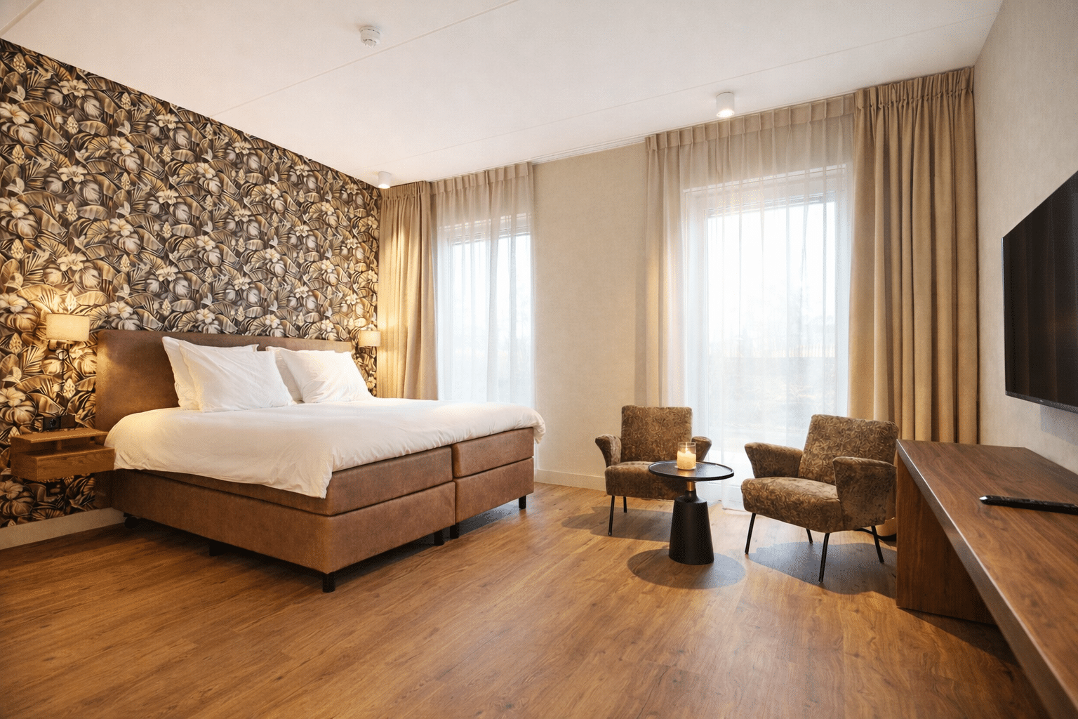 Luxe hotelkamer met tropisch thema
