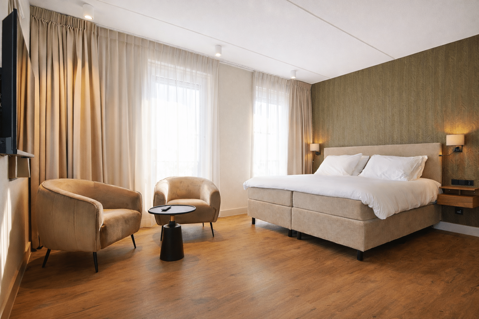 Moderne hotelkamer met zitgedeelte