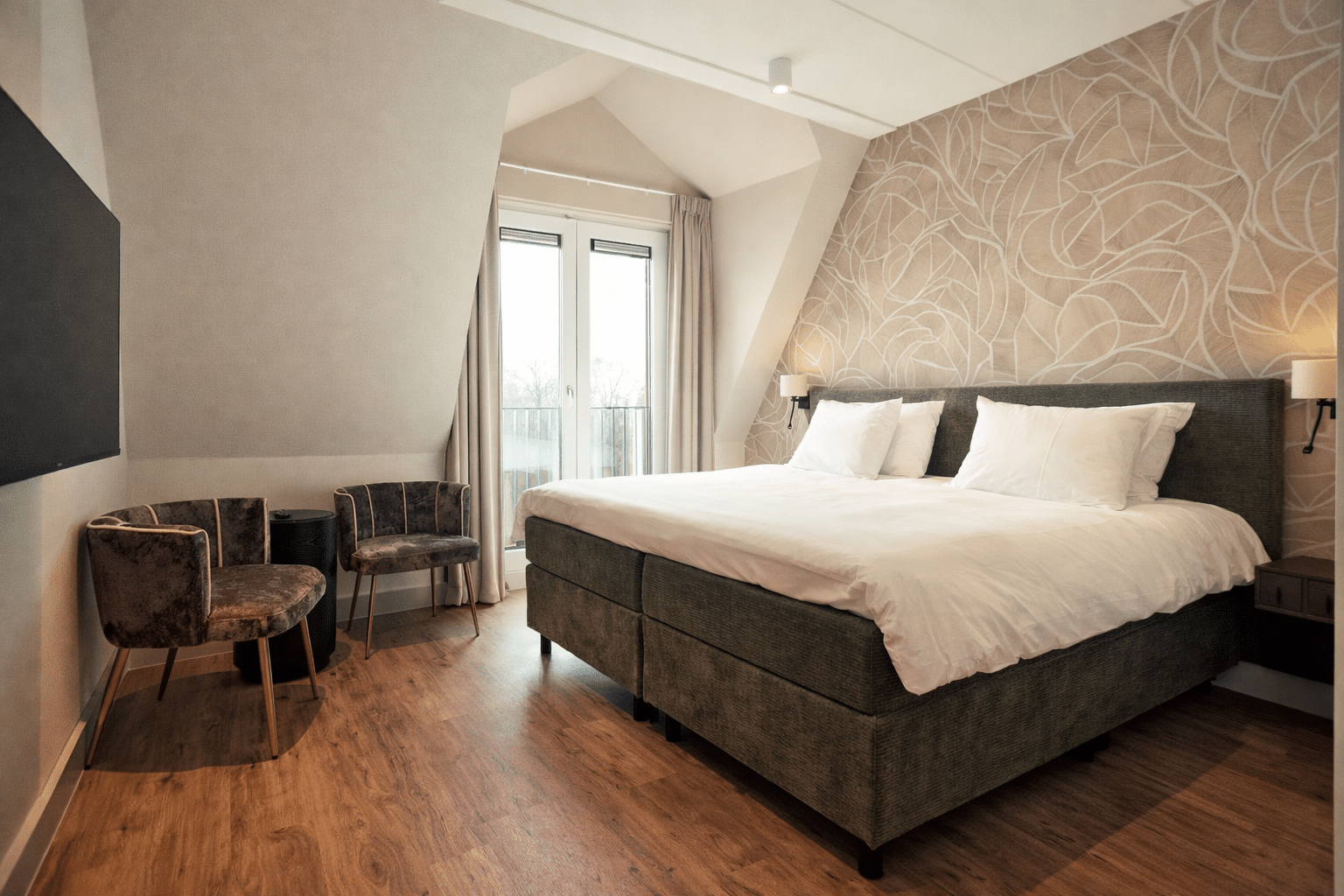 Moderne slaapkamer met balkon en tv